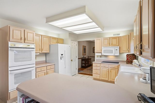 1202 VINTAGE DR, Columbia, MO 65203