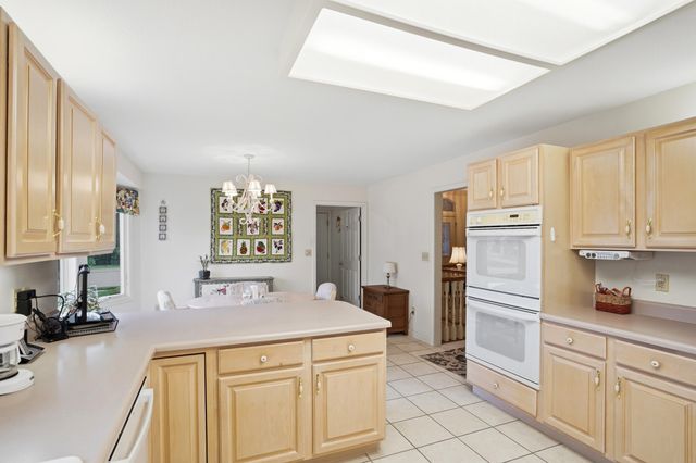 1202 VINTAGE DR, Columbia, MO 65203