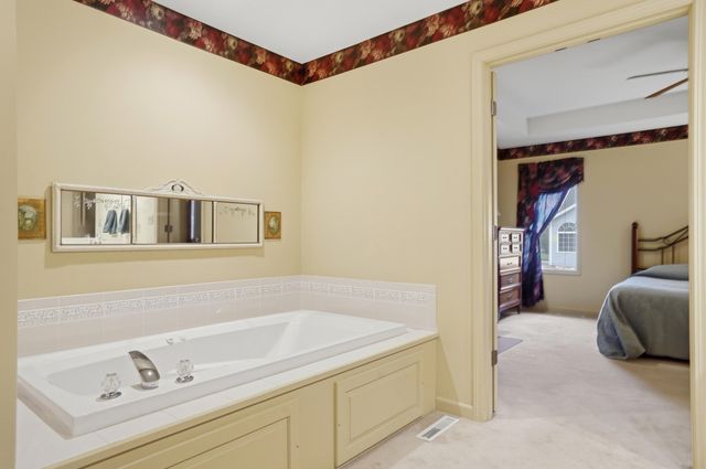 1202 VINTAGE DR, Columbia, MO 65203