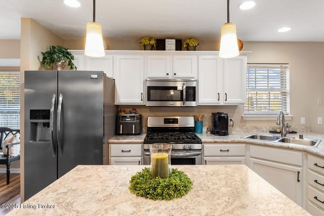 4822 Middlesex Dr, Louisville, KY 40245