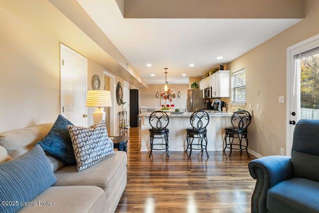 4822 Middlesex Dr, Louisville, KY 40245