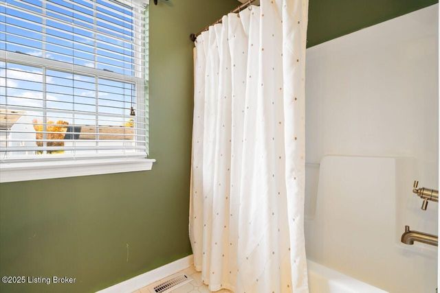 4822 Middlesex Dr, Louisville, KY 40245