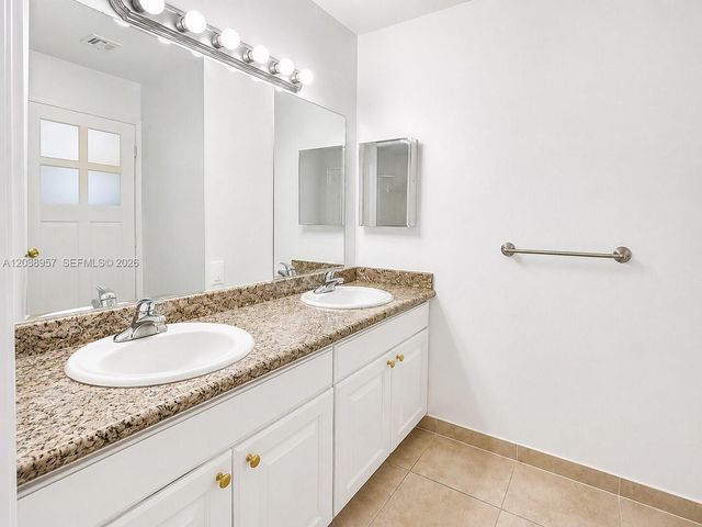 35 SE 3rd Ave 11, Hallandale Beach, FL 33009
