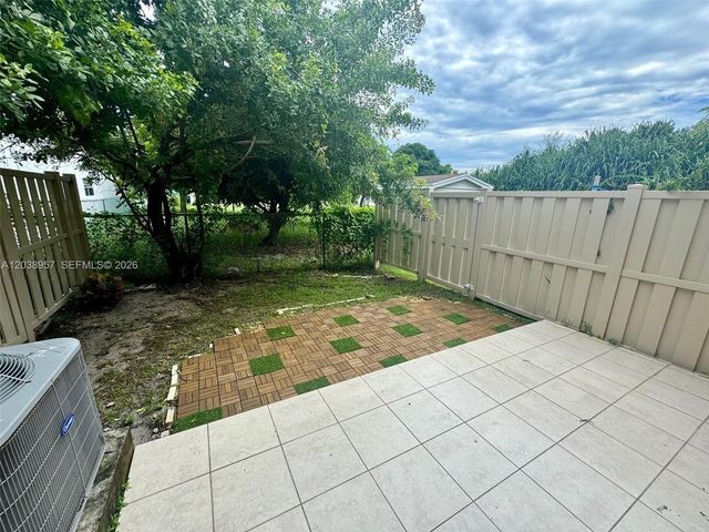 35 SE 3rd Ave 11, Hallandale Beach, FL 33009