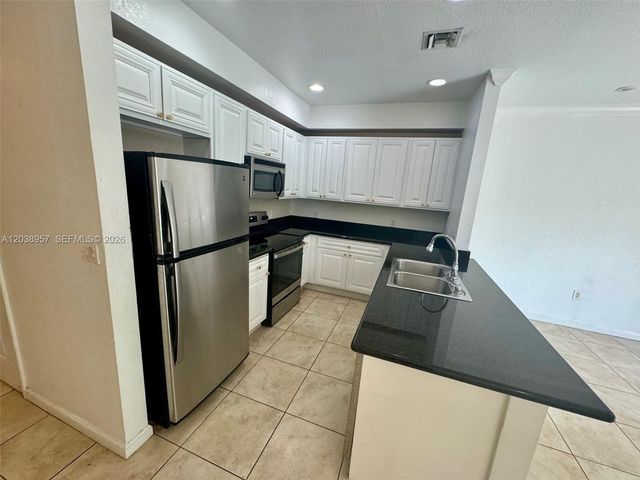 35 SE 3rd Ave 11, Hallandale Beach, FL 33009