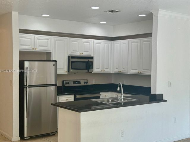 35 SE 3rd Ave 11, Hallandale Beach, FL 33009