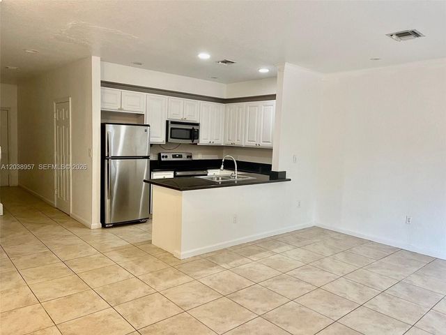 35 SE 3rd Ave 11, Hallandale Beach, FL 33009