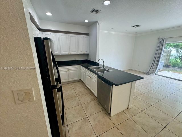 35 SE 3rd Ave 11, Hallandale Beach, FL 33009