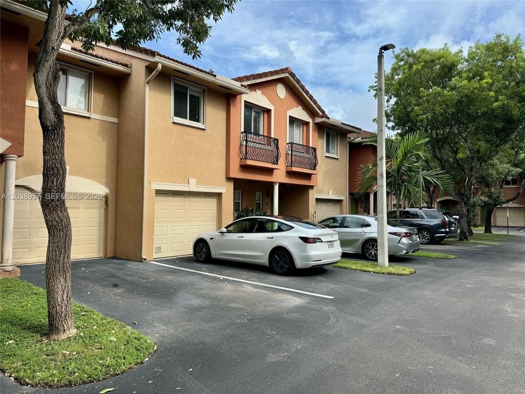 35 SE 3rd Ave 11, Hallandale Beach, FL 33009
