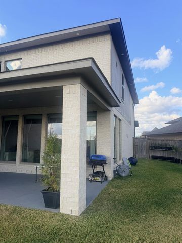 8702 Harbor Pines Drive, Cypress, TX 77433