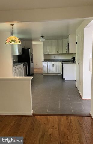 9613 LOCUST HILL DR, Great Falls, VA 22066