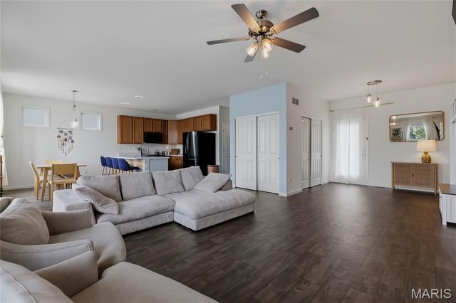 134 Suntan Way, St Charles, MO 63301