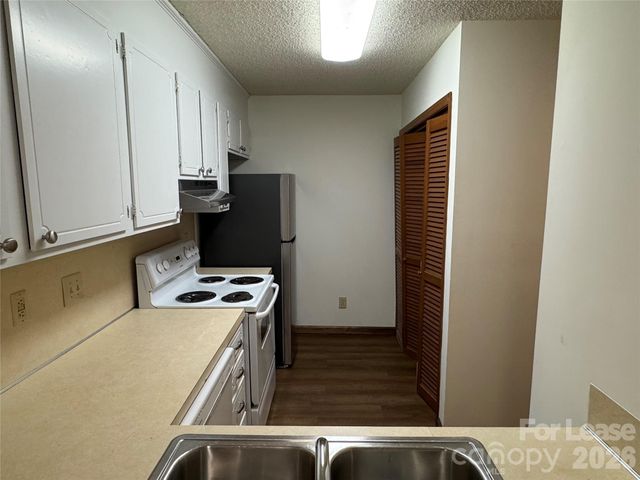 2033 Oakdale Road F, Charlotte, NC 28216