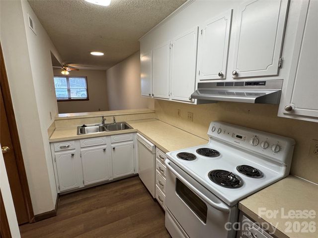 2033 Oakdale Road F, Charlotte, NC 28216