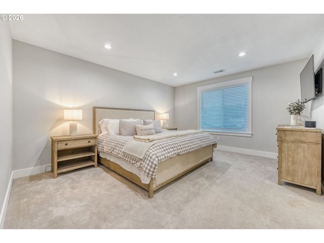 16496 FRONT Ave, Oregon City, OR 97045