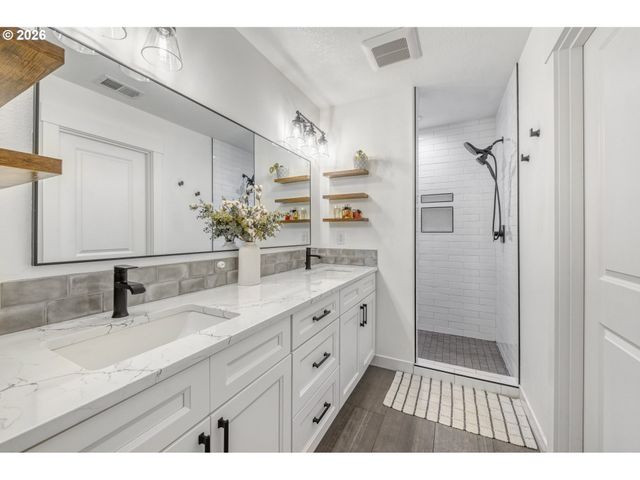 16496 FRONT Ave, Oregon City, OR 97045