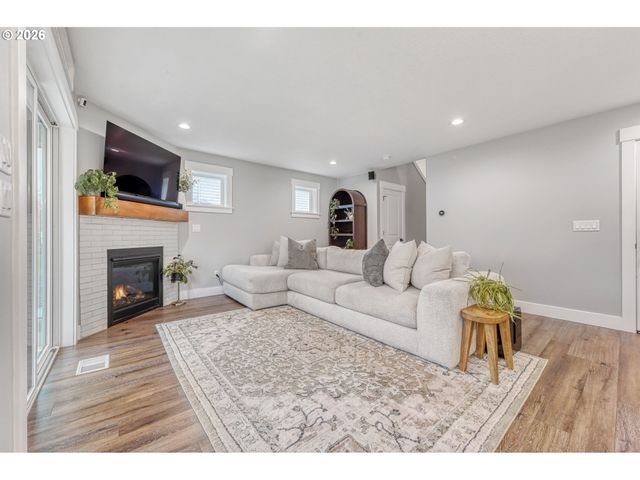 16496 FRONT Ave, Oregon City, OR 97045