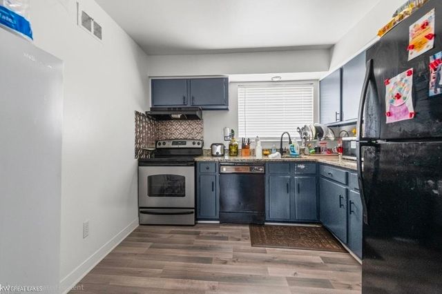 25325 Shiawassee Circle, Southfield, MI 48033