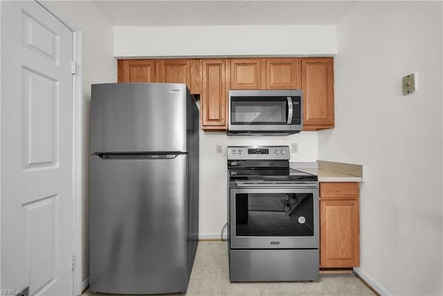 379 Lees Mill DR, Newport News, VA 23608