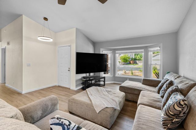 2270 Longview Dr, Roseville, CA 95747