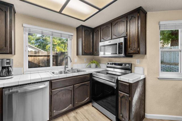 2270 Longview Dr, Roseville, CA 95747