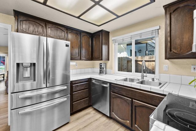 2270 Longview Dr, Roseville, CA 95747