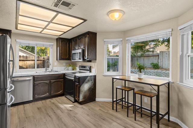 2270 Longview Dr, Roseville, CA 95747