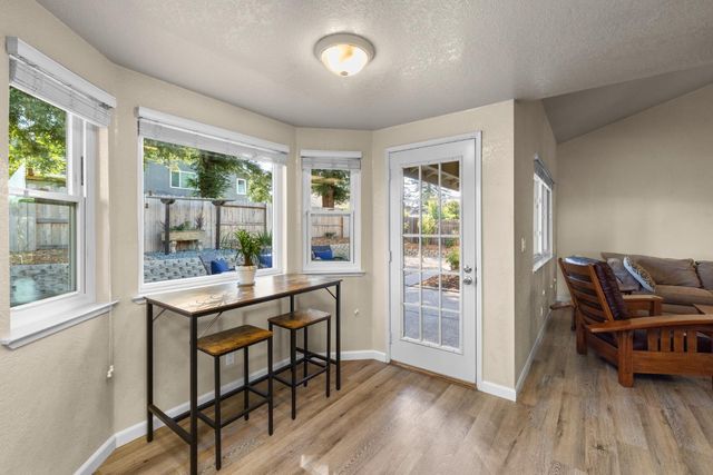 2270 Longview Dr, Roseville, CA 95747