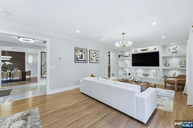 204 Bearwoods Road, Park Ridge, NJ 07656