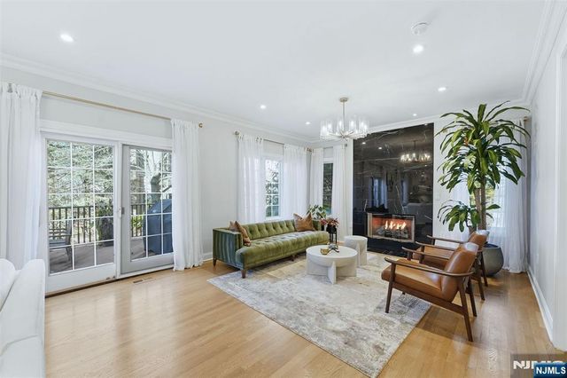 204 Bearwoods Road, Park Ridge, NJ 07656