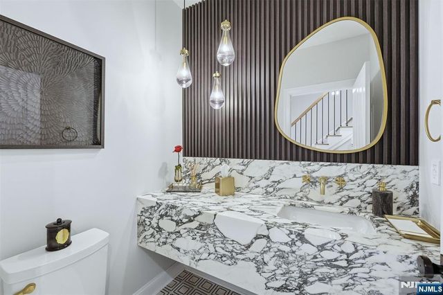 204 Bearwoods Road, Park Ridge, NJ 07656