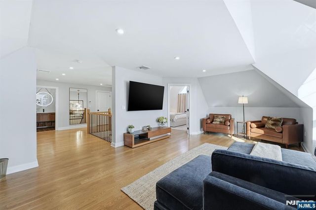 204 Bearwoods Road, Park Ridge, NJ 07656