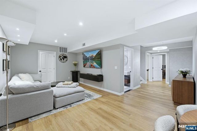 204 Bearwoods Road, Park Ridge, NJ 07656