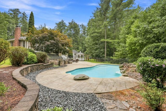 16 Lantern Lane, Londonderry, NH 03053