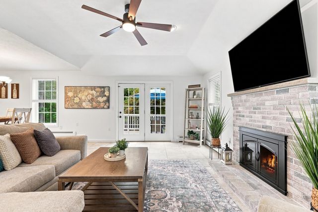 16 Lantern Lane, Londonderry, NH 03053