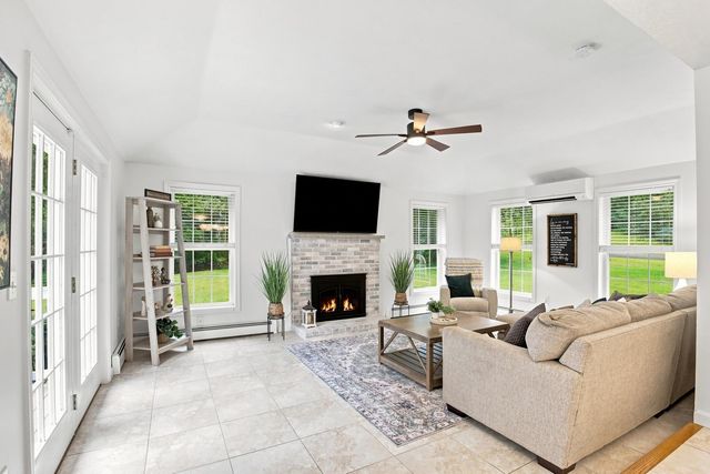 16 Lantern Lane, Londonderry, NH 03053