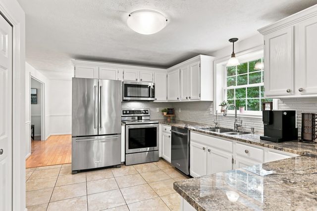16 Lantern Lane, Londonderry, NH 03053