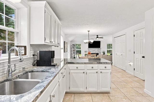 16 Lantern Lane, Londonderry, NH 03053