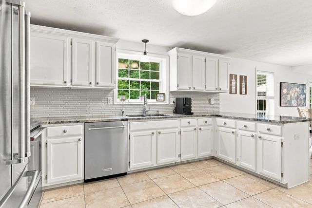 16 Lantern Lane, Londonderry, NH 03053