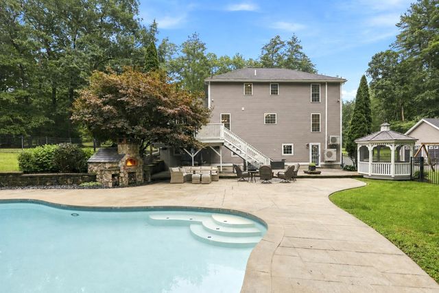 16 Lantern Lane, Londonderry, NH 03053