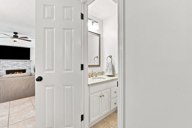 16 Lantern Lane, Londonderry, NH 03053