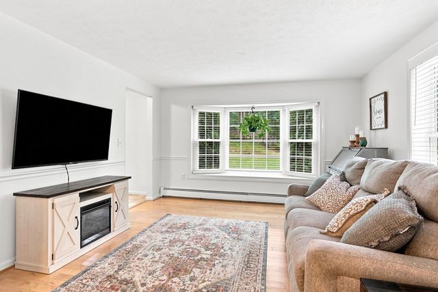 16 Lantern Lane, Londonderry, NH 03053