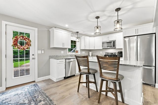 16 Lantern Lane, Londonderry, NH 03053