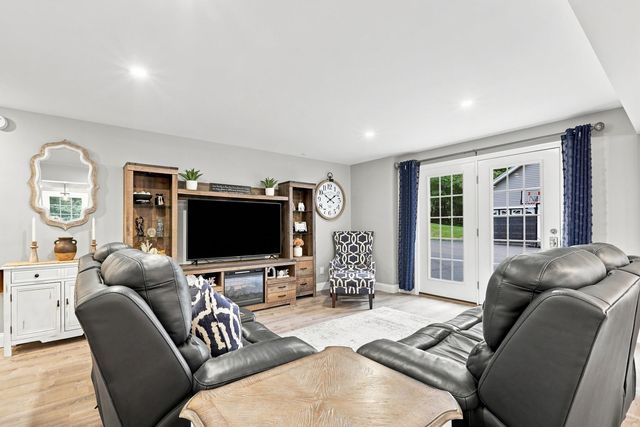 16 Lantern Lane, Londonderry, NH 03053