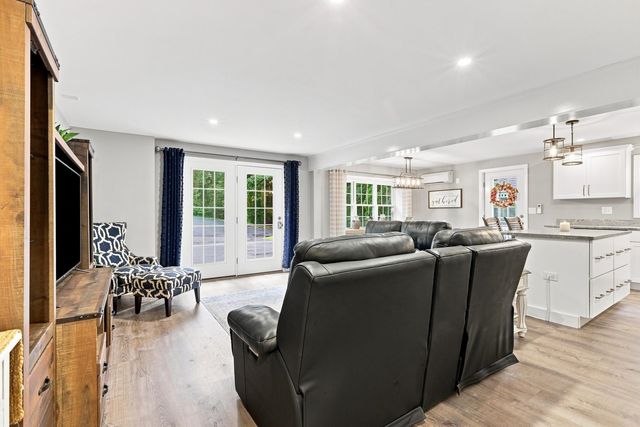 16 Lantern Lane, Londonderry, NH 03053