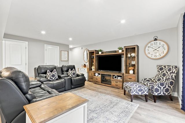16 Lantern Lane, Londonderry, NH 03053