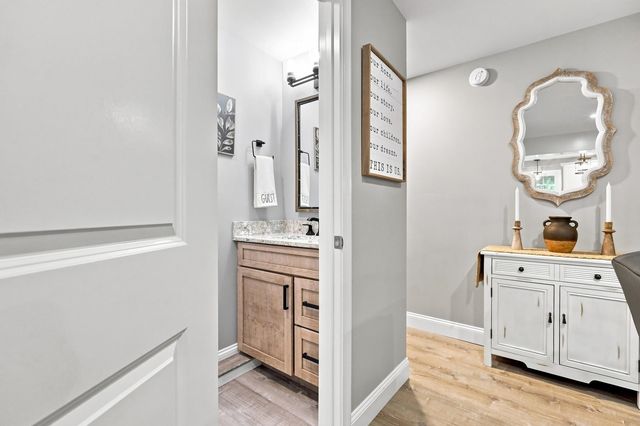 16 Lantern Lane, Londonderry, NH 03053