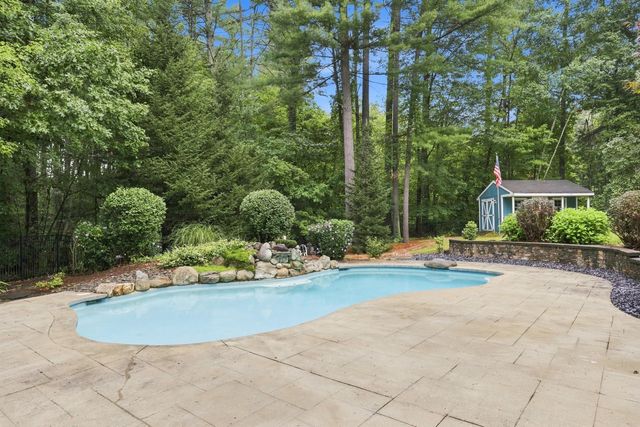16 Lantern Lane, Londonderry, NH 03053