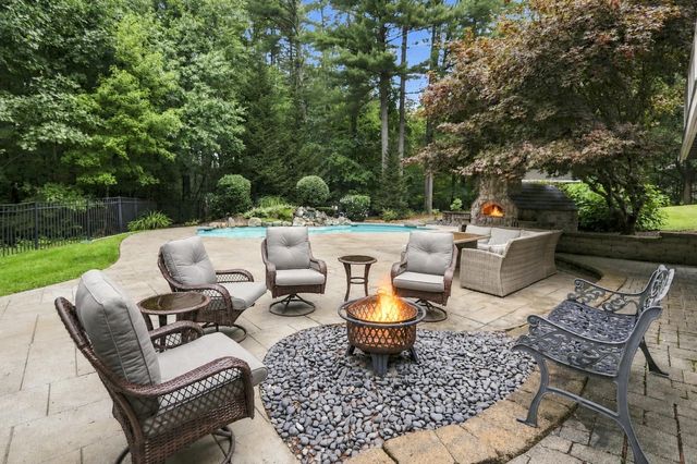 16 Lantern Lane, Londonderry, NH 03053