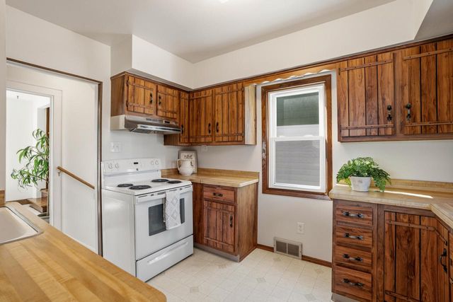 3265 S Swain COURT, Milwaukee, WI 53207